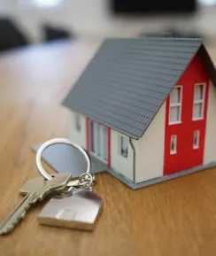 Propriétaire organisant la gestion de son logement